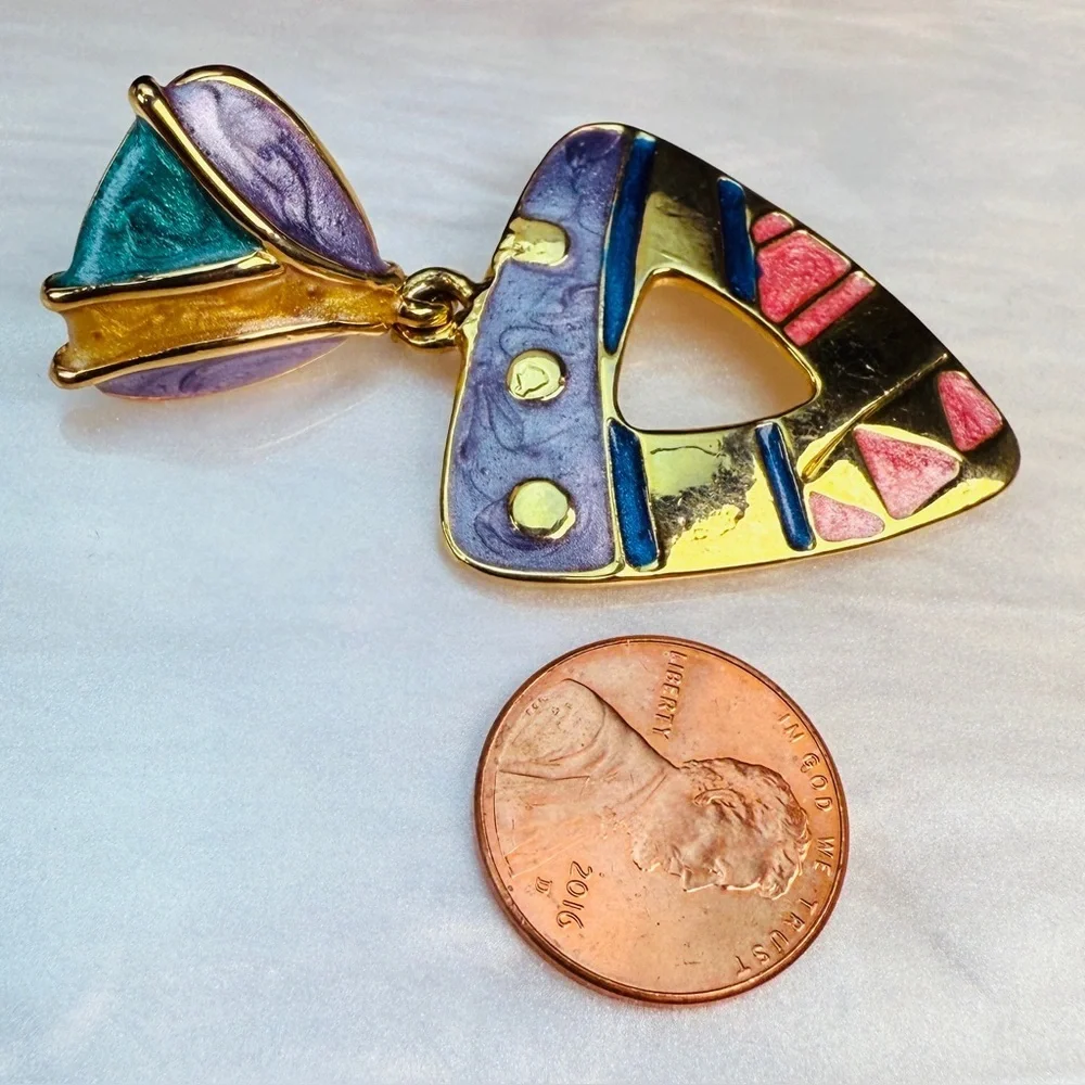 Gorgeous, vintage, goldtone, enamel swirl, geometric pierced earrings